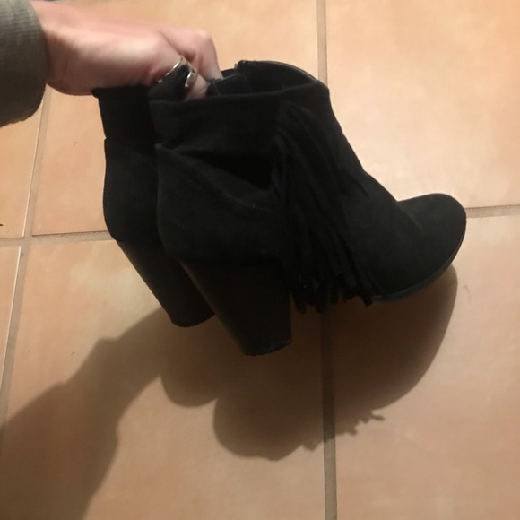 black ankle bootie with fringes - Picture 3 of 3
